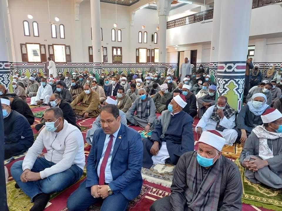 أهالي الأقصر يؤدون أول صلاة جمعة بمسجد الشهيدين 
