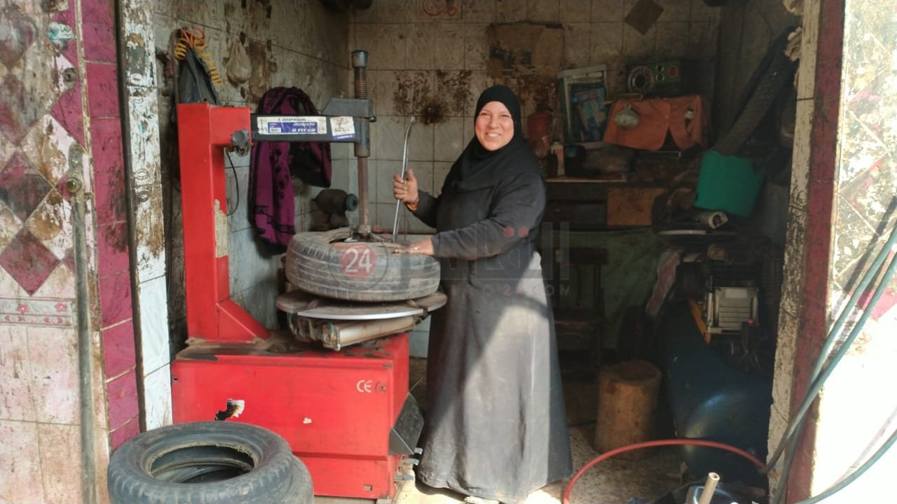 سيدة تعمل أسطى كاوتش بالمنوفية