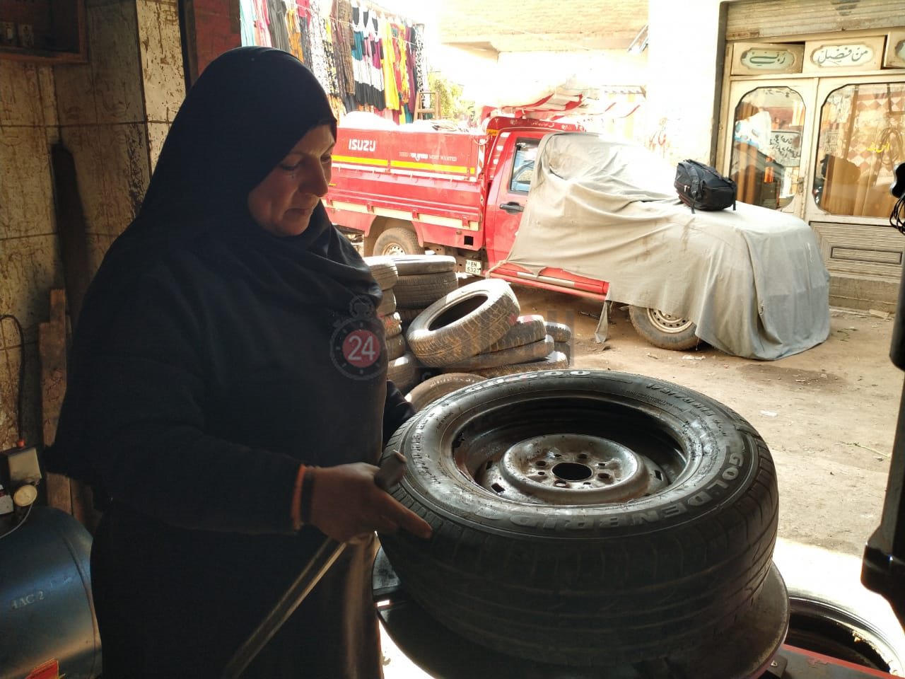 سيدة تعمل أسطى كاوتش بالمنوفية