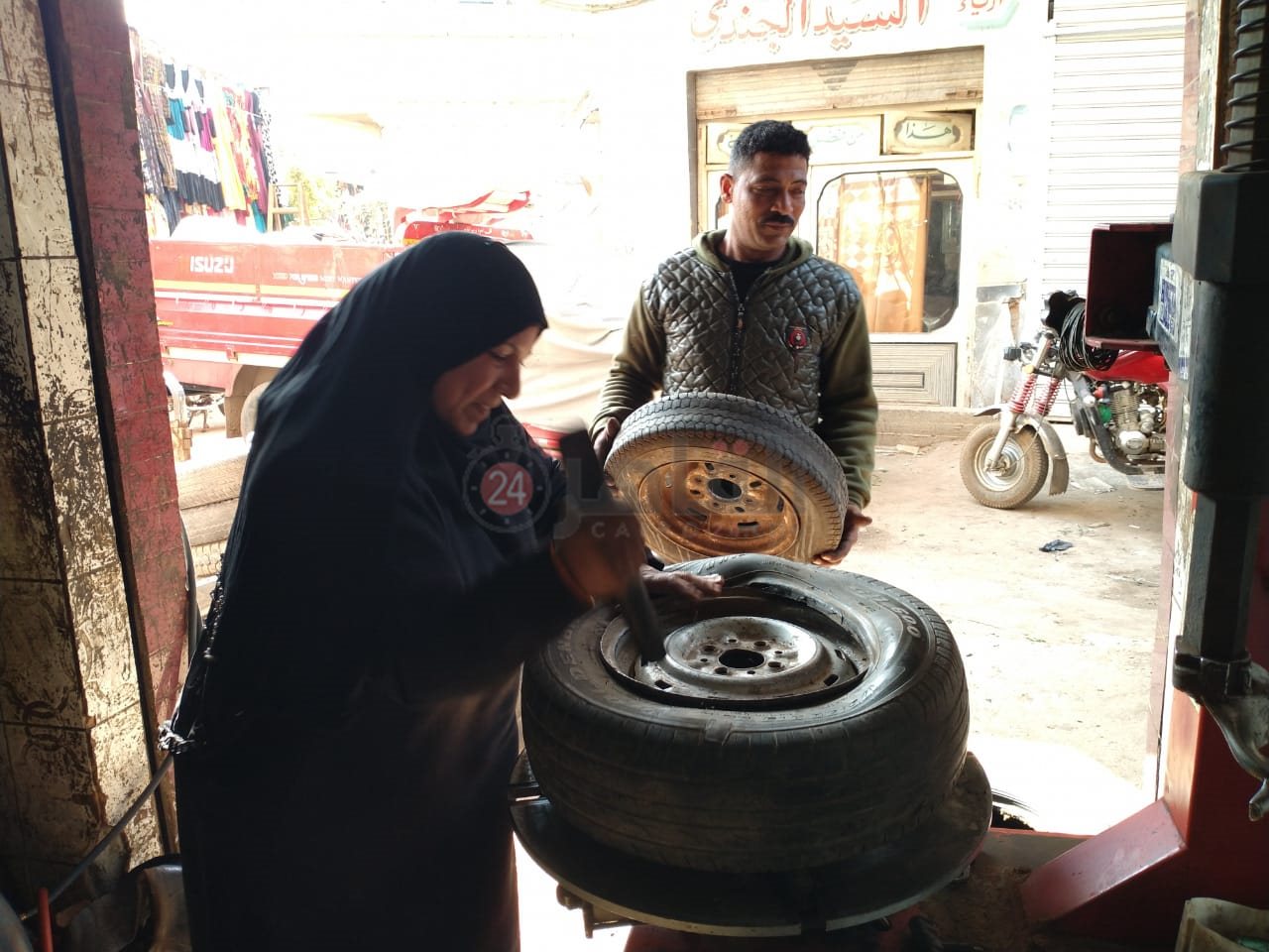 سيدة تعمل أسطى كاوتش بالمنوفية