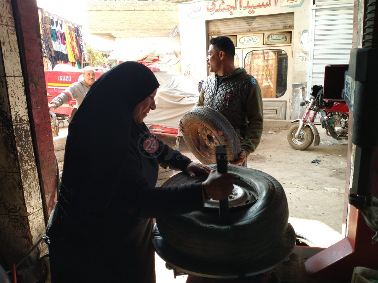 سيدة تعمل أسطى كاوتش بالمنوفية