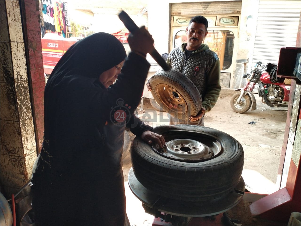 سيدة تعمل أسطى كاوتش بالمنوفية