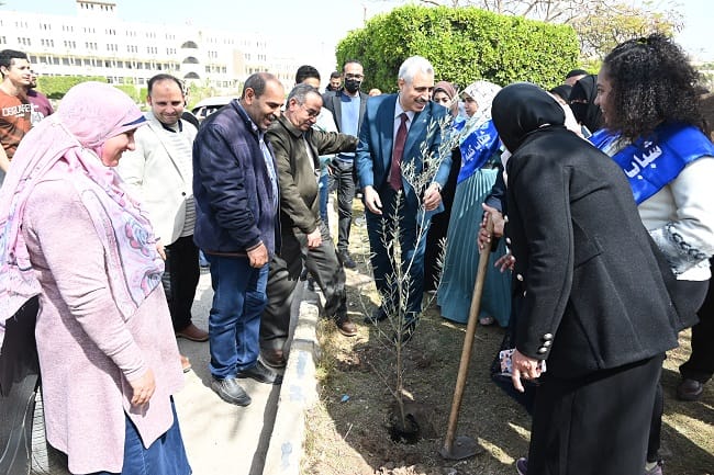 غرس 500 شجرة بجامعة الفيوم