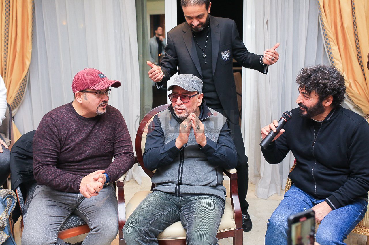 علاء عبد الخالق يتوسط حميد الشاعري وهشام عباس