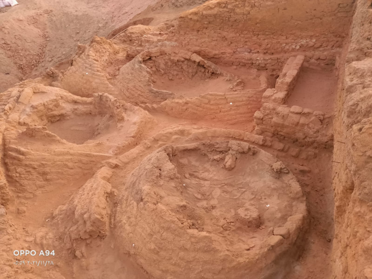 الآثار تعلن الكشف عن مركز إداري بأسوان