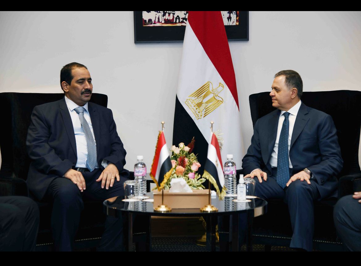 وزير الداخلية مع نظيرة اليمني 