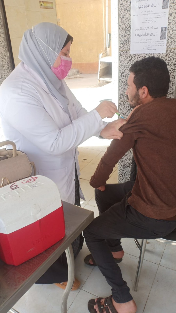 تطعيم المواطنين بلقاح كورونا بالشرقية 43