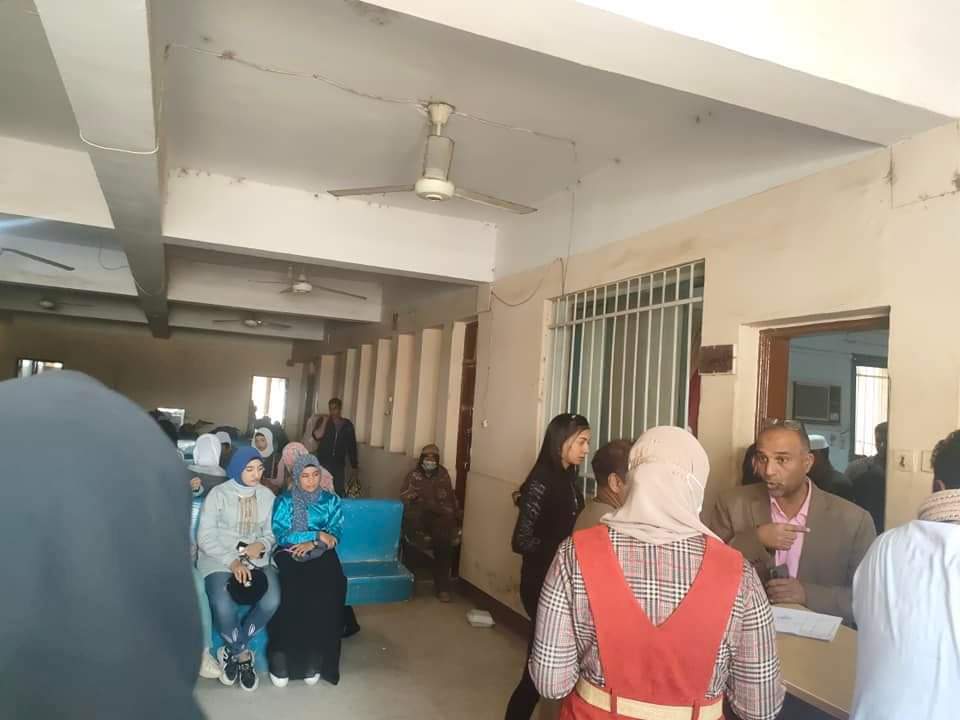 الإقبال على حملة طرق الأبواب بالأقصر 