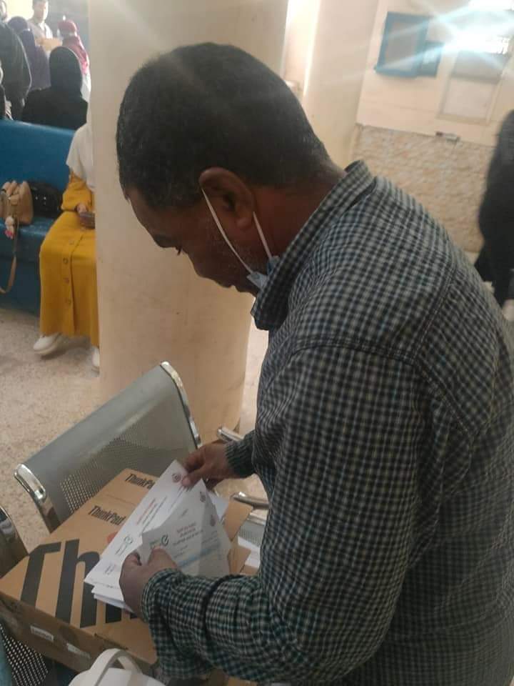 الإقبال على حملة طرق الأبواب بالأقصر 