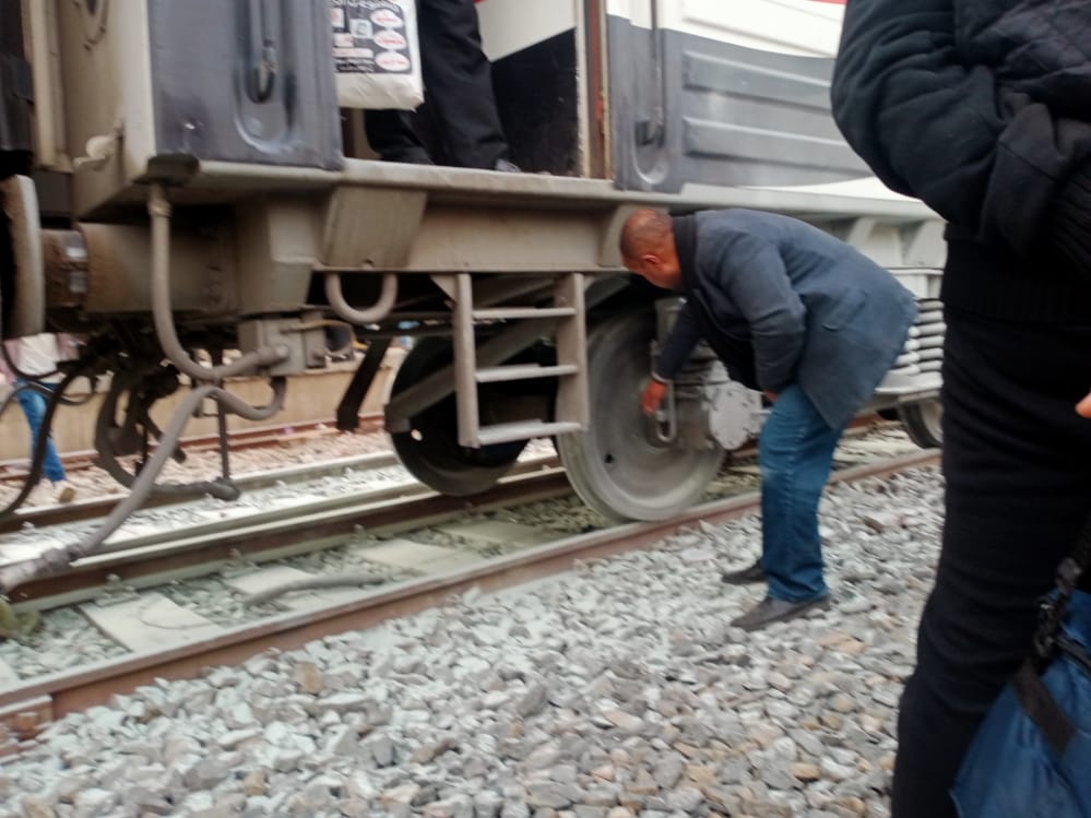 تصاعد الأدخنة من قطار رقم 21