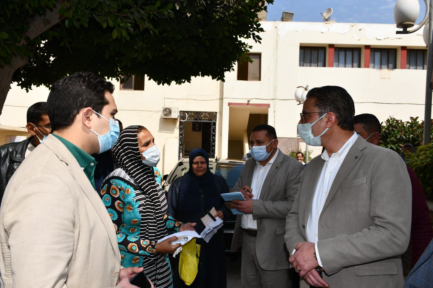 محافظ الفيوم يتفقد أعمال طرق الأبواب في حملة مفاجئة