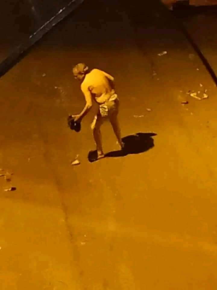 شخص مُسن يسير عاريًا في الطريق العام بالشرقية