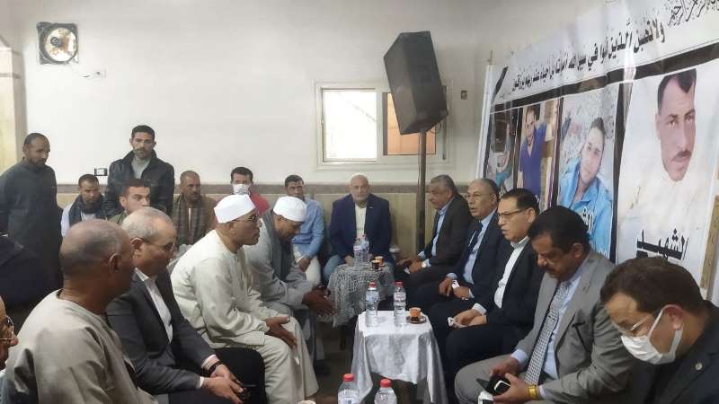 محافظ الشرقية يقدم واجب العزاء لسر ضحايا لقمة العيش 02