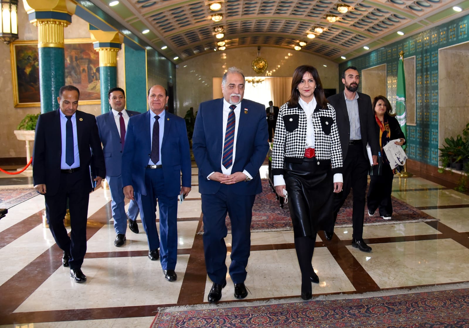 تكريم وزيرة الهجرة بدرع الإنسانية من المجلس العربي