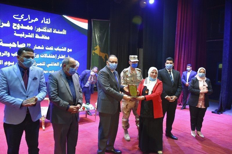 الأم المثالية أثناء تكريمها في وقت سابق من محافظ الشرقية
