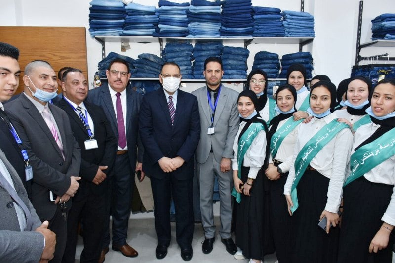 محافظ الشرقية يقتتح معرض منتجات مدارس التعليم المزدوج بالعاشر من رمضان 01