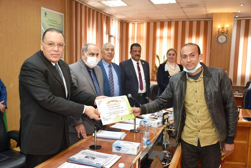 محافظ الشرقية يُكرم الجزار