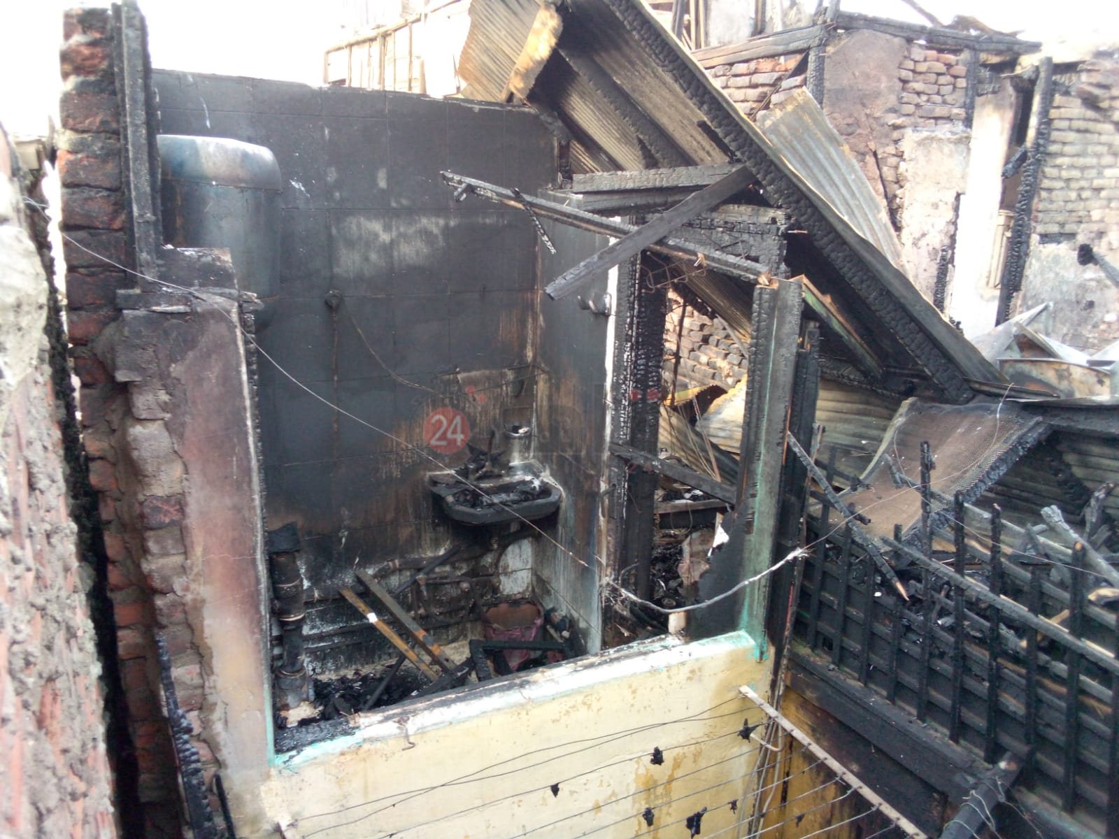 آثار حريق مخزن أخشاب بولاق أبو العلا