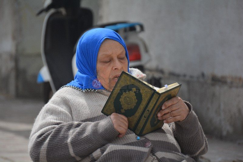 سيدة تقراء القرأن في شوراع بورسعيد في رمضان 1