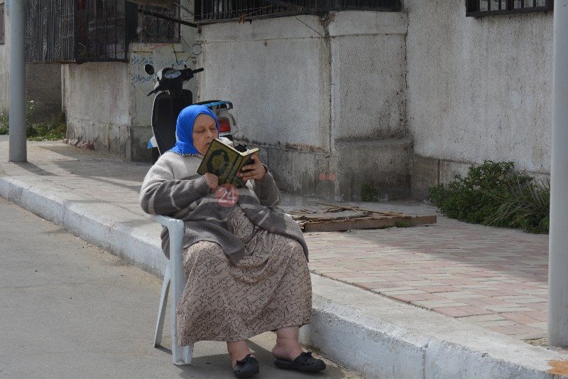 سيدة تقراء القرأن في شوراع بورسعيد في رمضان 