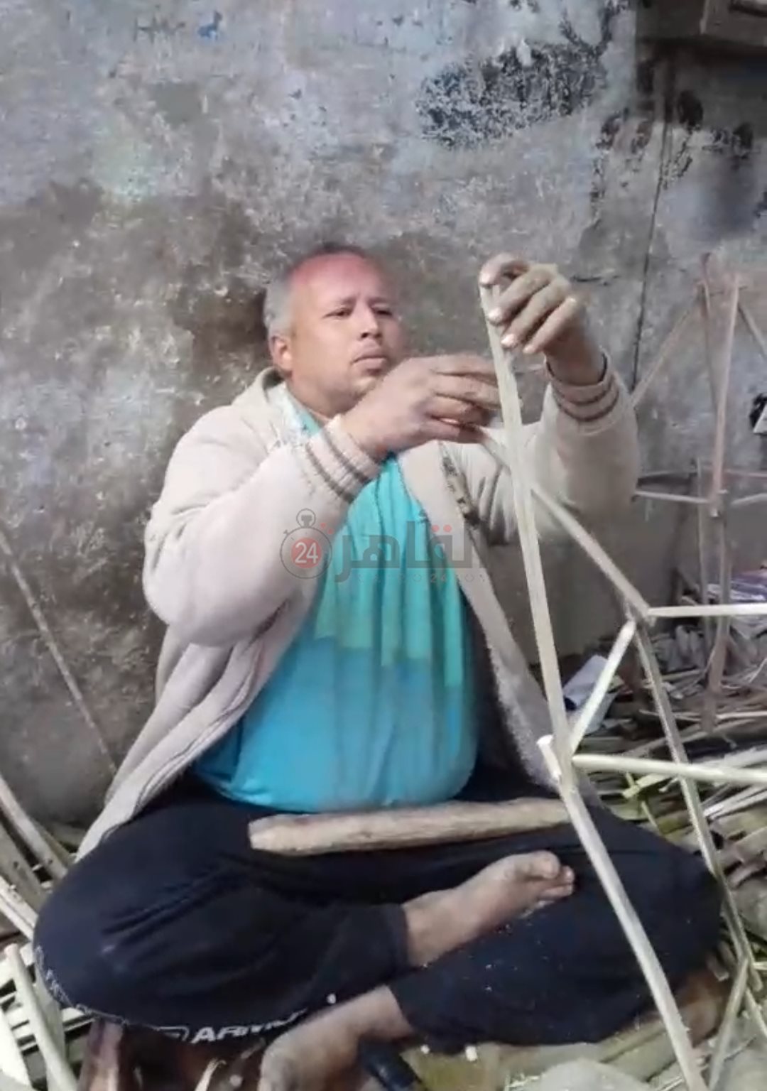 السيد أثناء صناعة الجريد