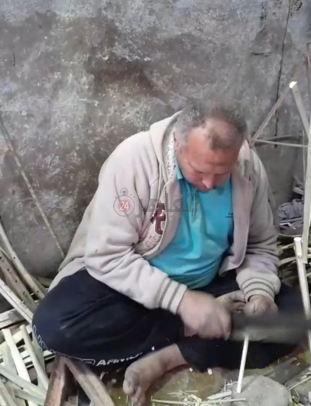 السيد يصنع أحد الفوانيس