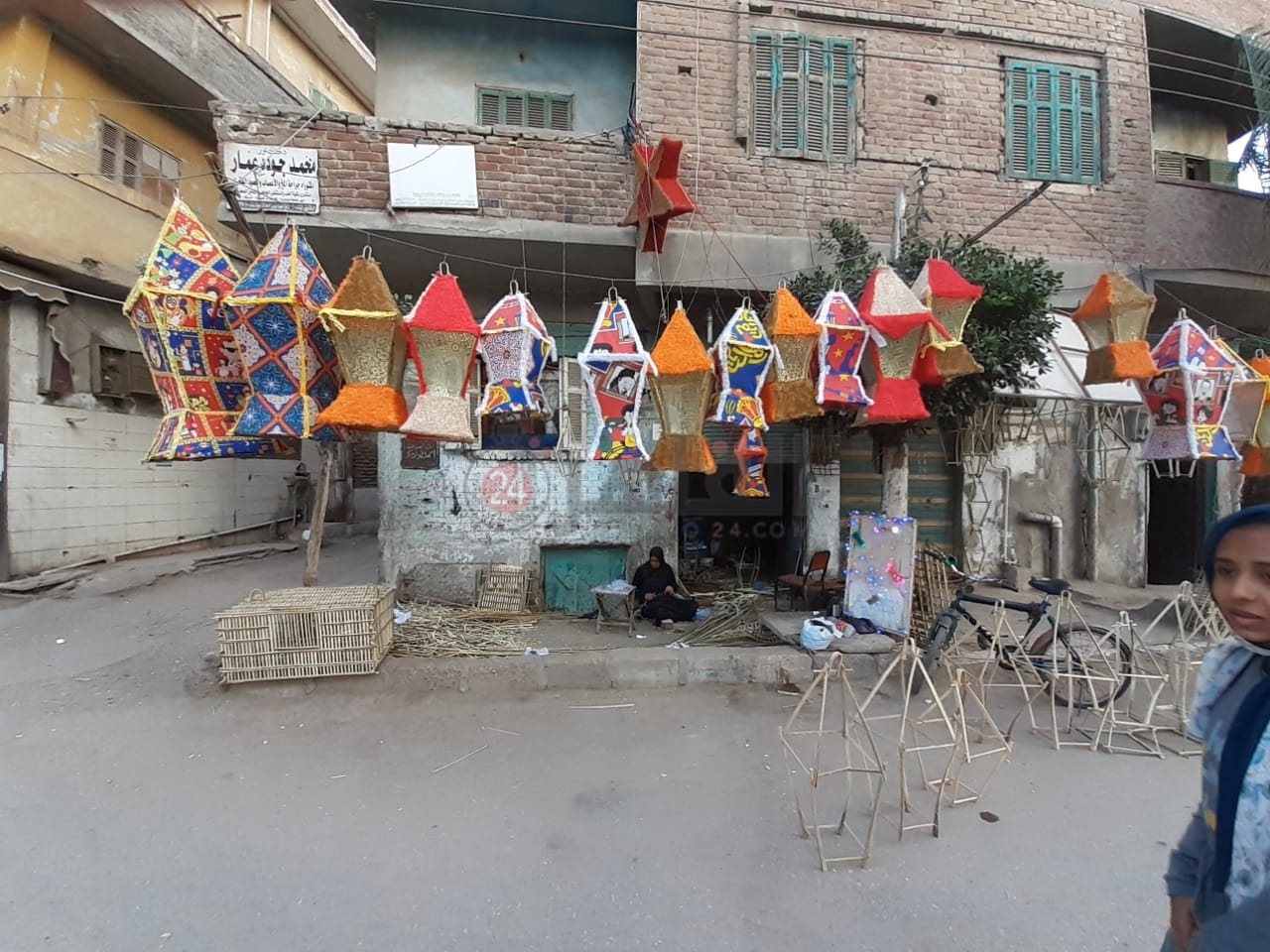 محل السيد والفوانيس معلقة