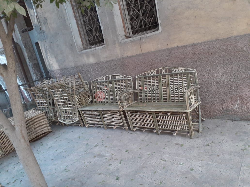 مقاعد من جريد النخل صنعها السيد