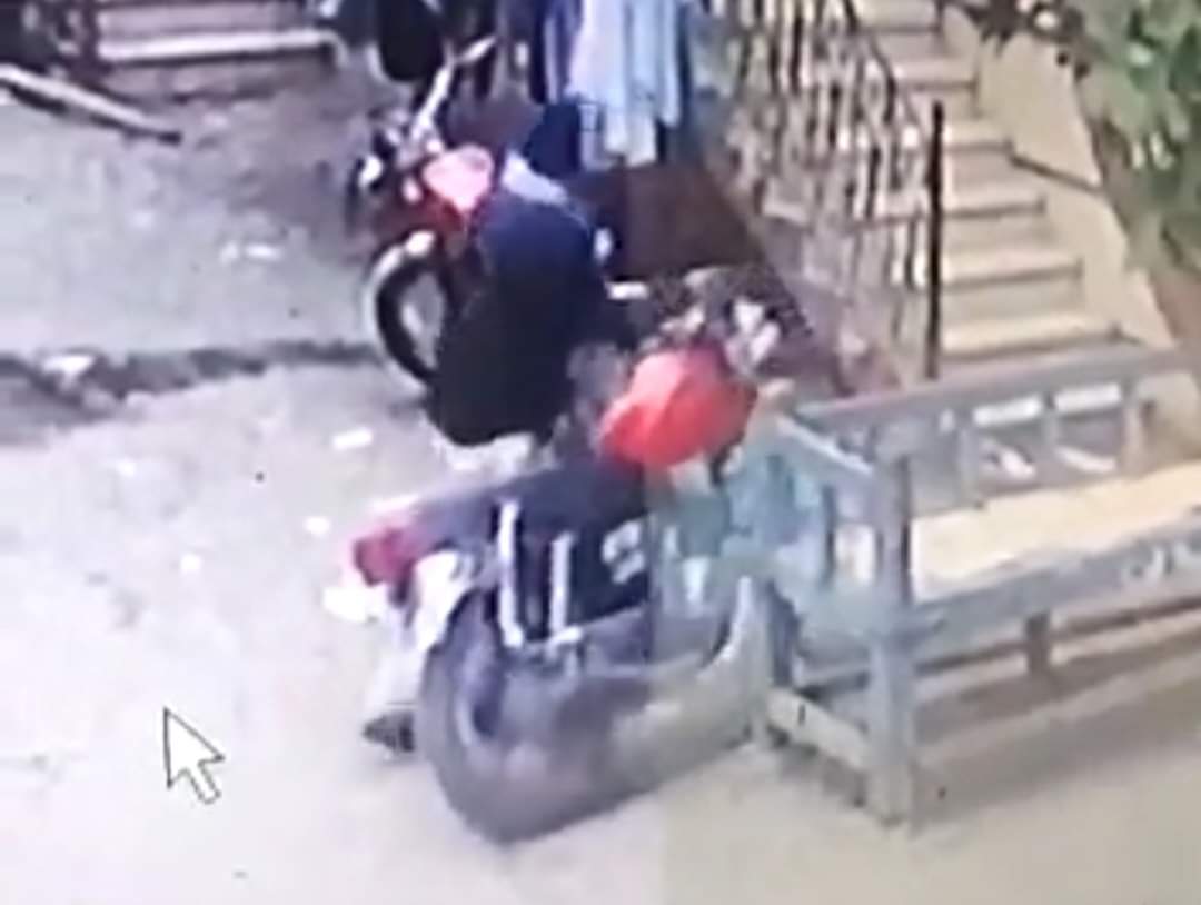 أثناء سرقة الموتوسيكل بمركز إسنا