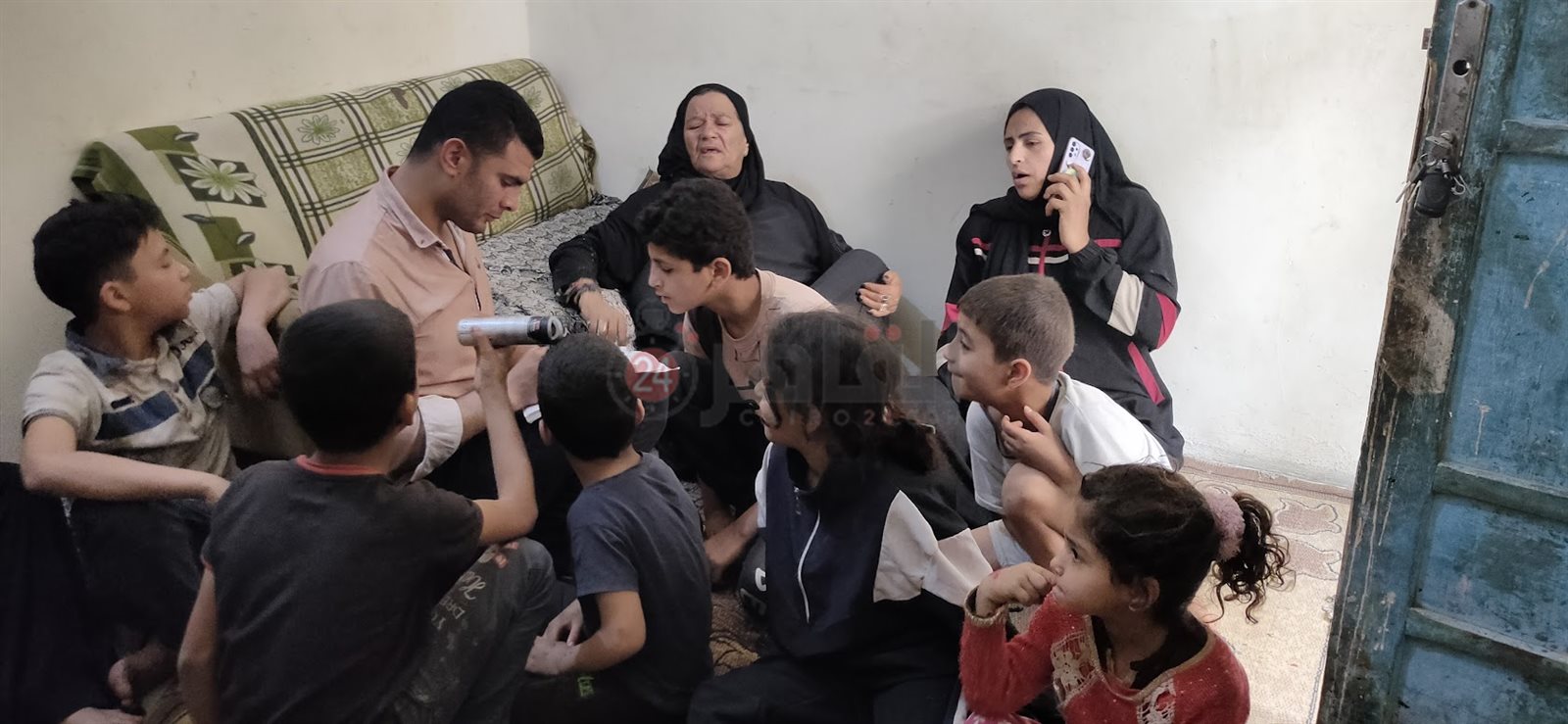 مراسل القاهرة 24 وسط أسرة المجني عليه وأطفاله لاثمانية