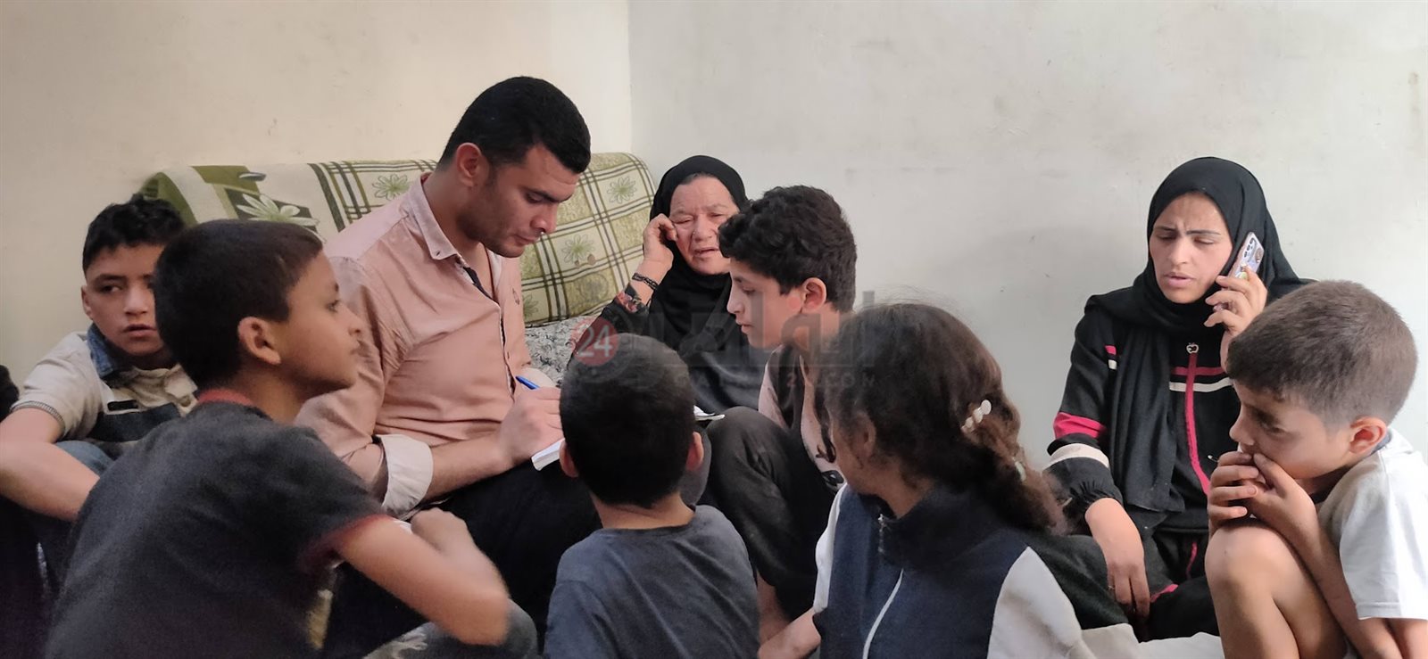 مراسل القاهرة 24 وسط أطفال المجني عليه ووالدتهم وجدتهم