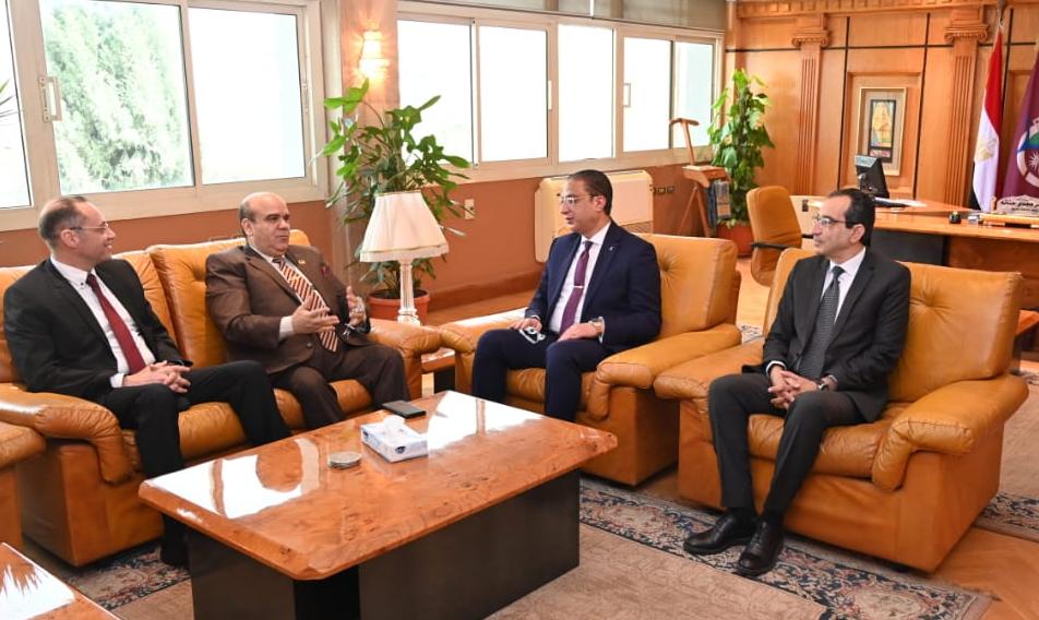 افتتاح مكتب الشهر العقارى والتوثيق بجامعة الفيوم