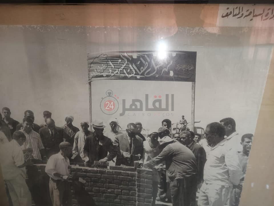 صورة أرشيفية داخل المتحف للحظة وضع حجر أساس المدرسة الجديدة