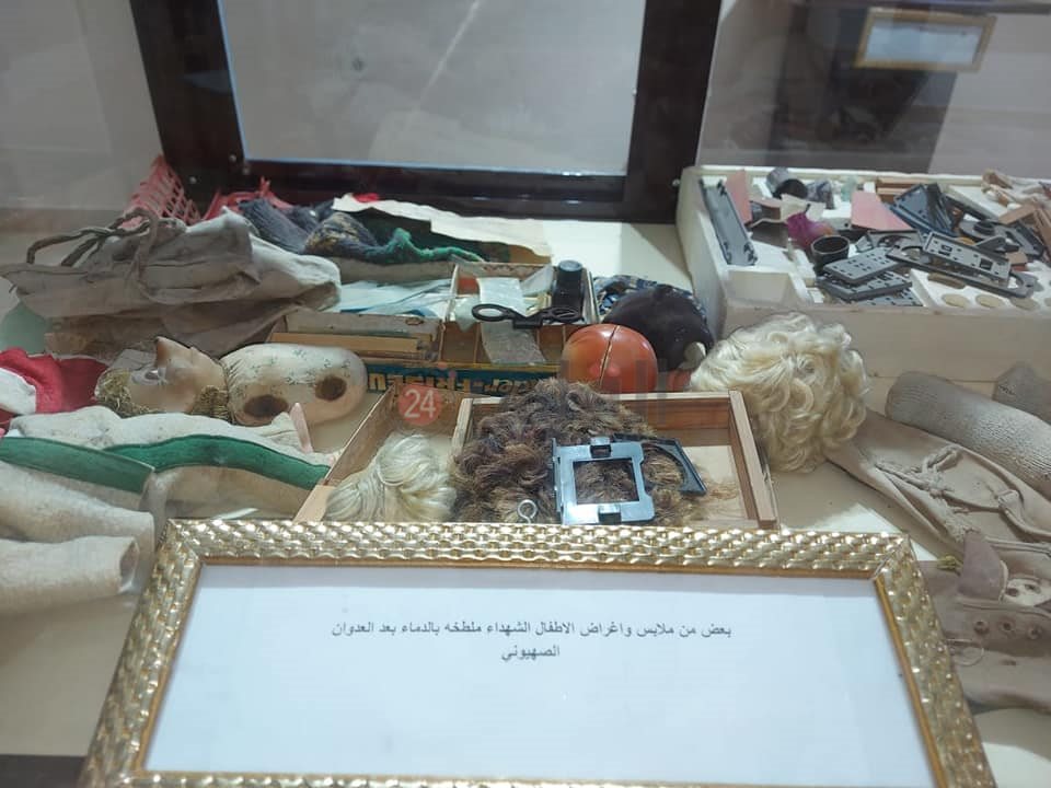 متعلقات الشهداء داخل صناديق زجاجية في المتحف 05