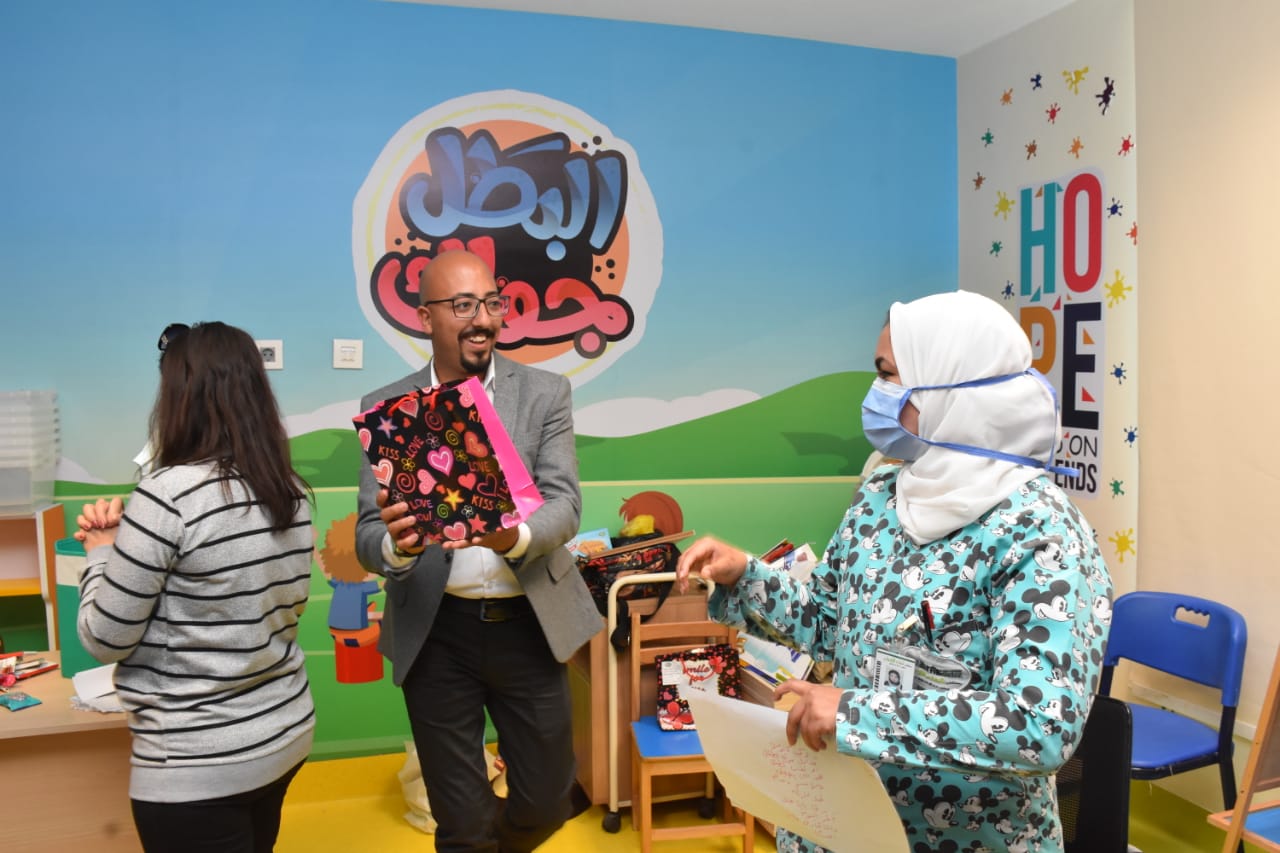 توزيع فوانيس رمضان على أطفال السرطان 