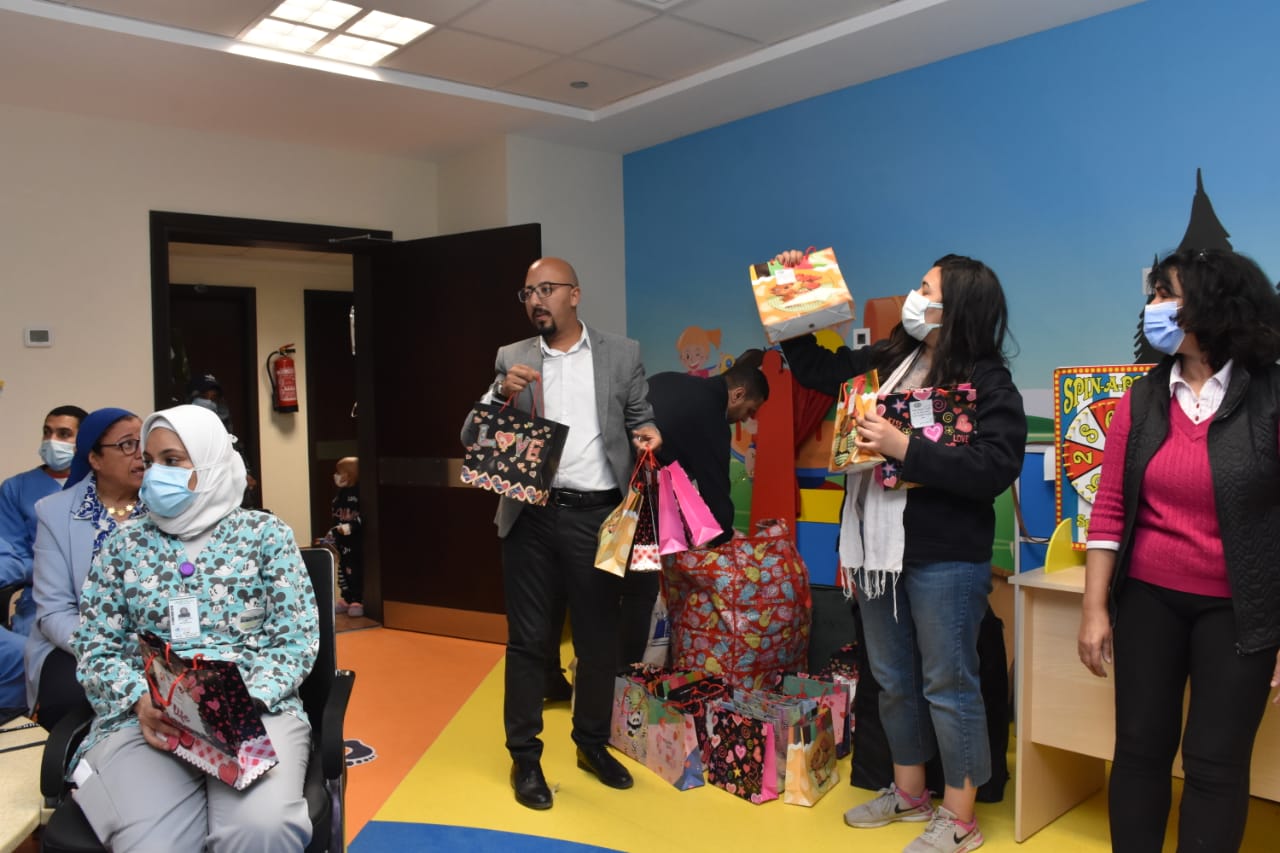 توزيع فوانيس رمضان على أطفال السرطان 