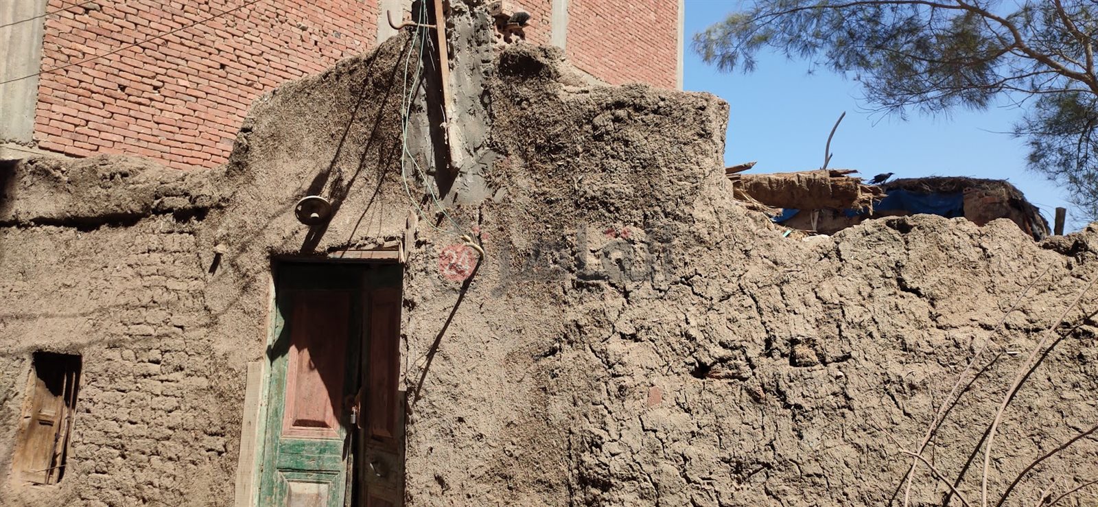 المنزل بعد انهياره 011