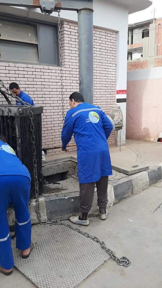 عمال الصيانة بالفيوم يتغلبون على عطش الصيام ويطهرون محطة رفع صرف صحي