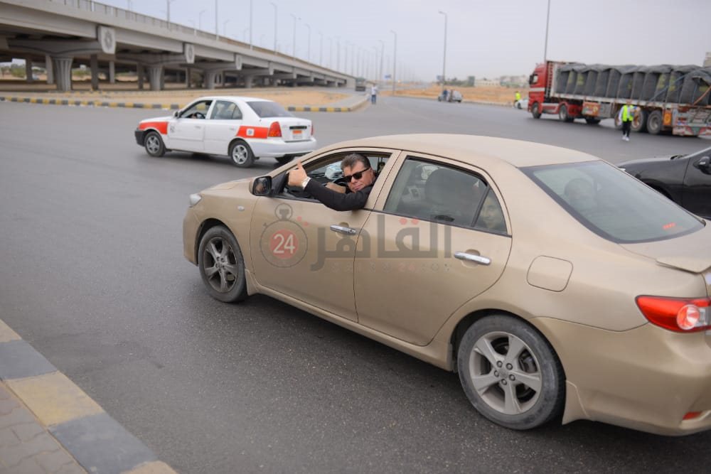 أحد المواطنين يلوح بابتسامة للشباب اثناء التوزيع