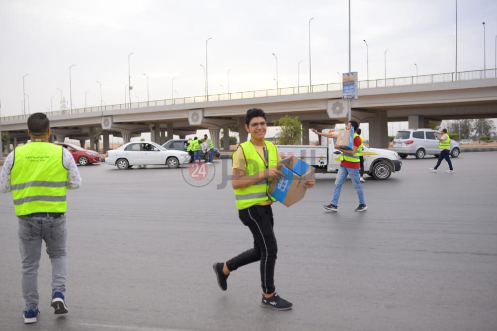 الشباب يوزعون وجبات الإطفار على المسافرين 04