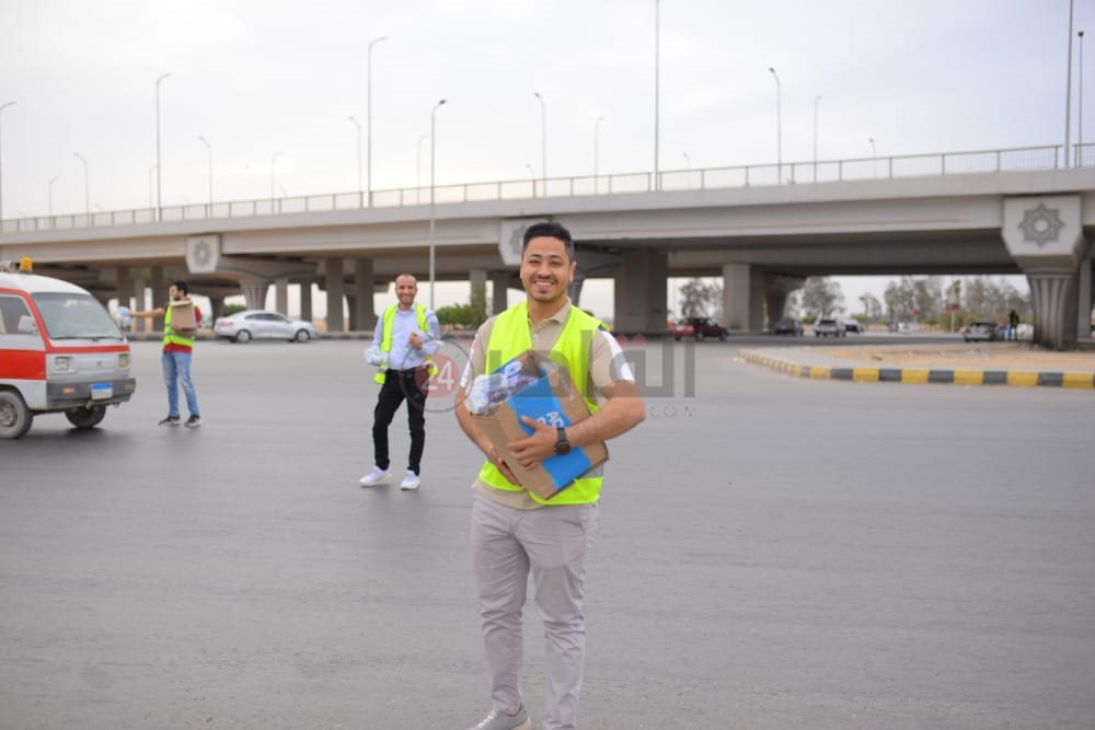 الشباب يوزعون وجبات الإطفار على المسافرين 05