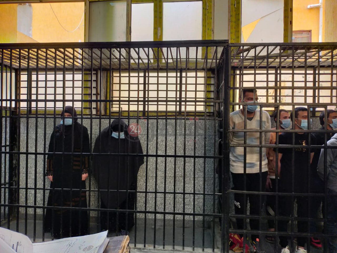 الأم وابنتها من داخل القفص الحديدي