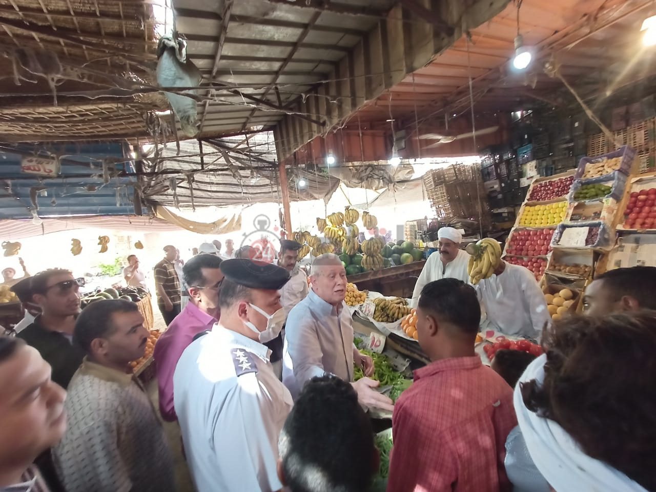 سوق الخضار والفاكهة في الأقصر 