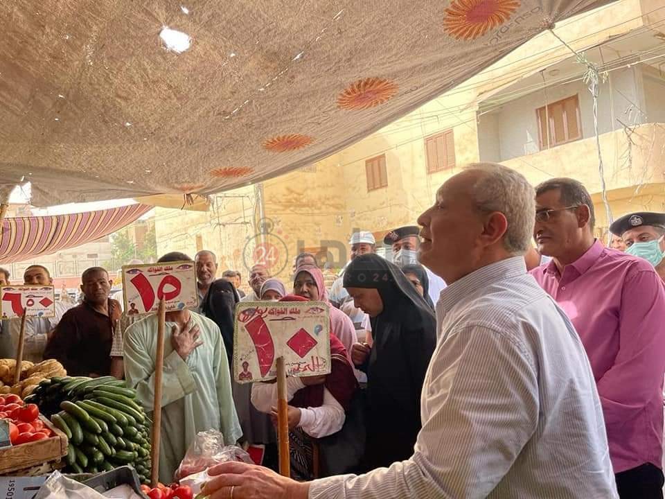 سوق الخضار والفاكهة في الأقصر 