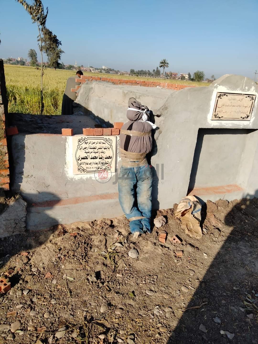 الكفن والجثة الوهمية أمام المقبرة المخالفة