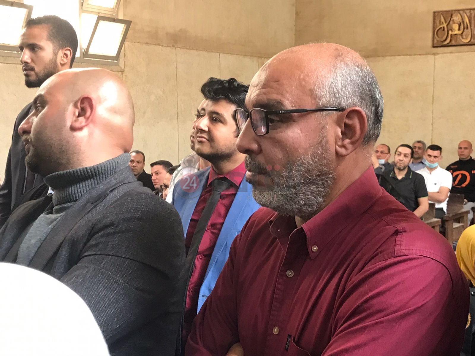 أسرة روان الحسيني بطلة العالم في كرة السرعة تصل مقر محاكمة قاتل ابنتهم  (1)