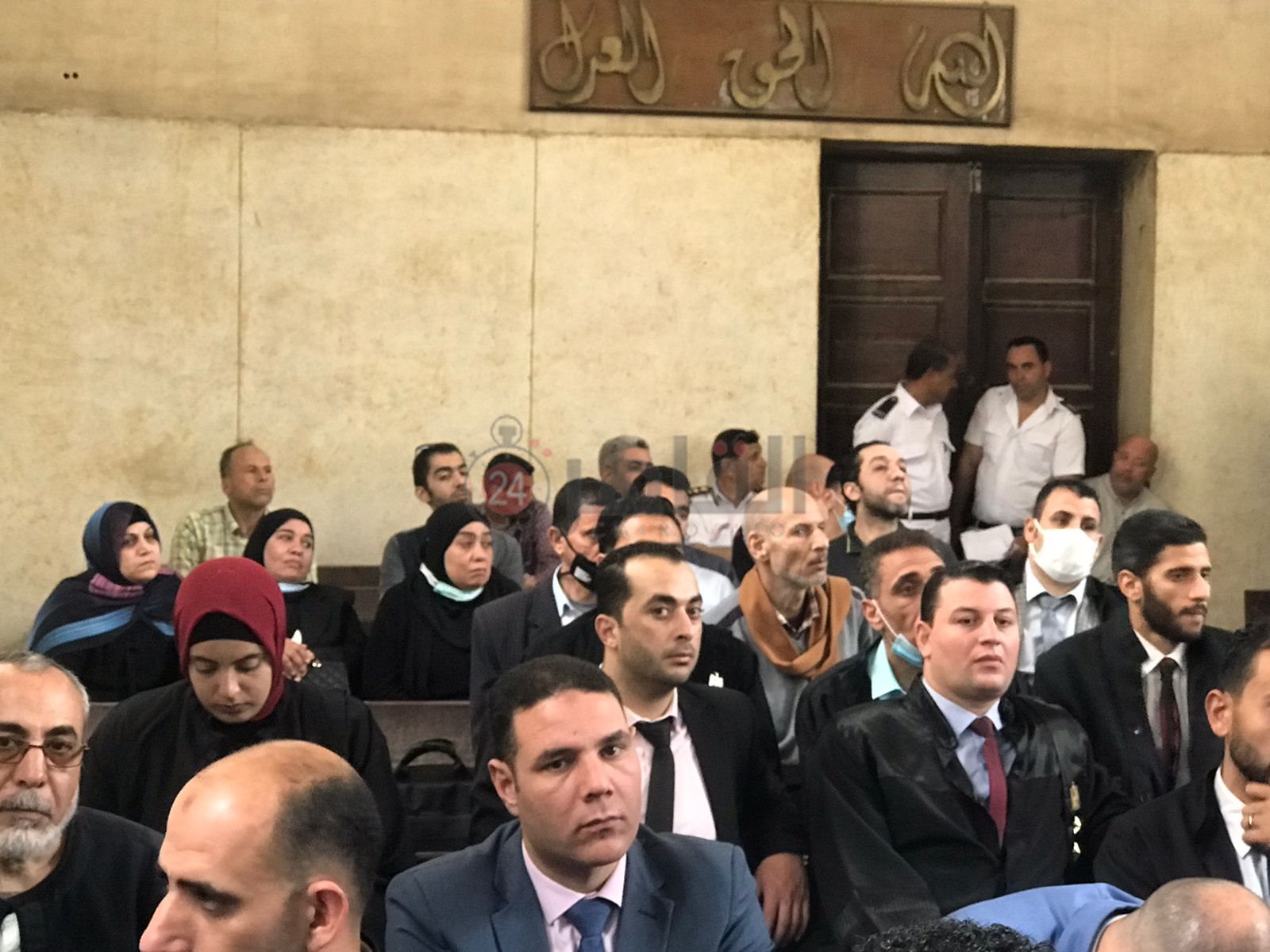 أسرة روان الحسيني بطلة العالم في كرة السرعة تصل مقر محاكمة قاتل ابنتهم  (3)