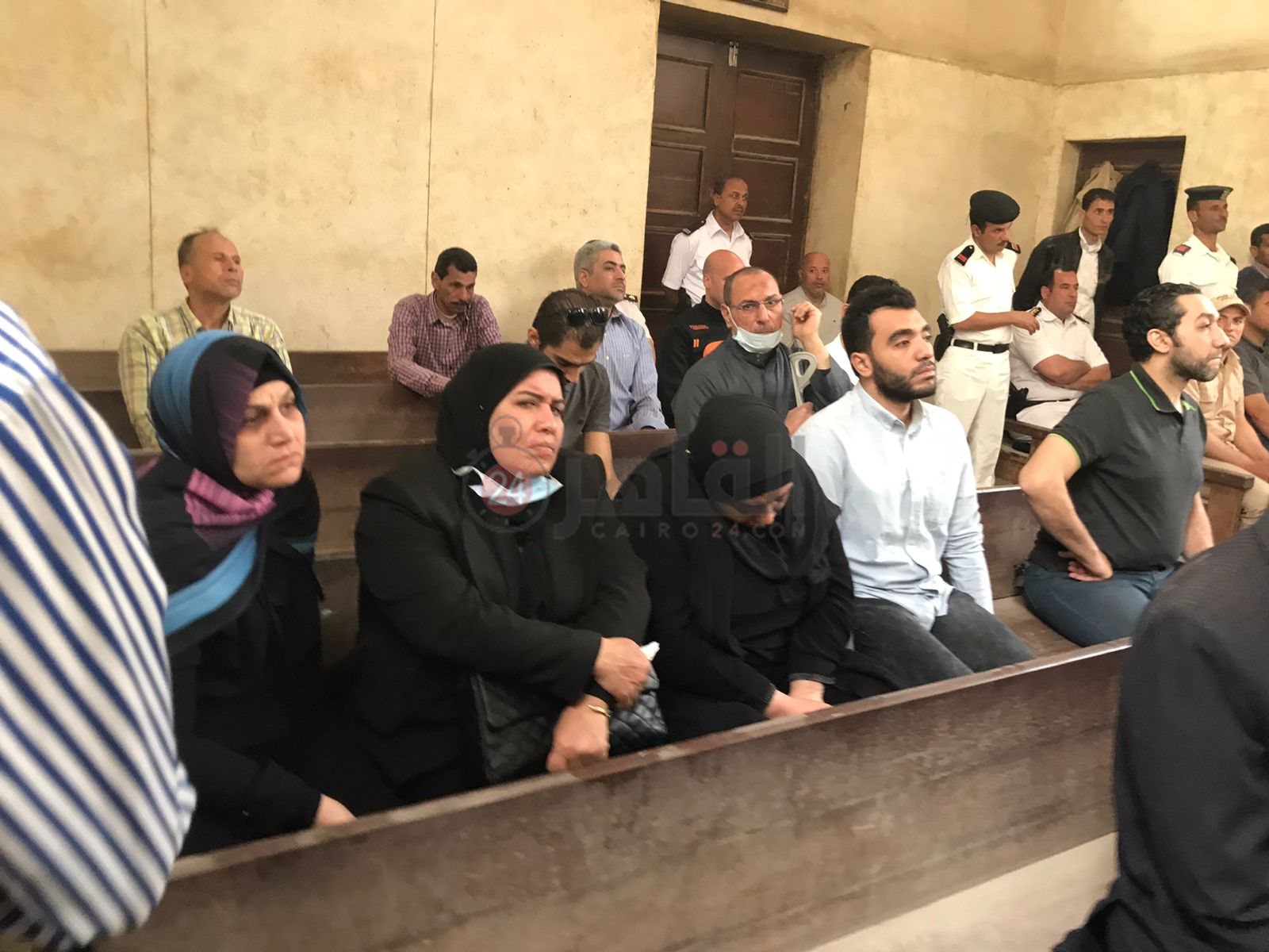 أسرة روان الحسيني بطلة العالم في كرة السرعة تصل مقر محاكمة قاتل ابنتهم  (4)