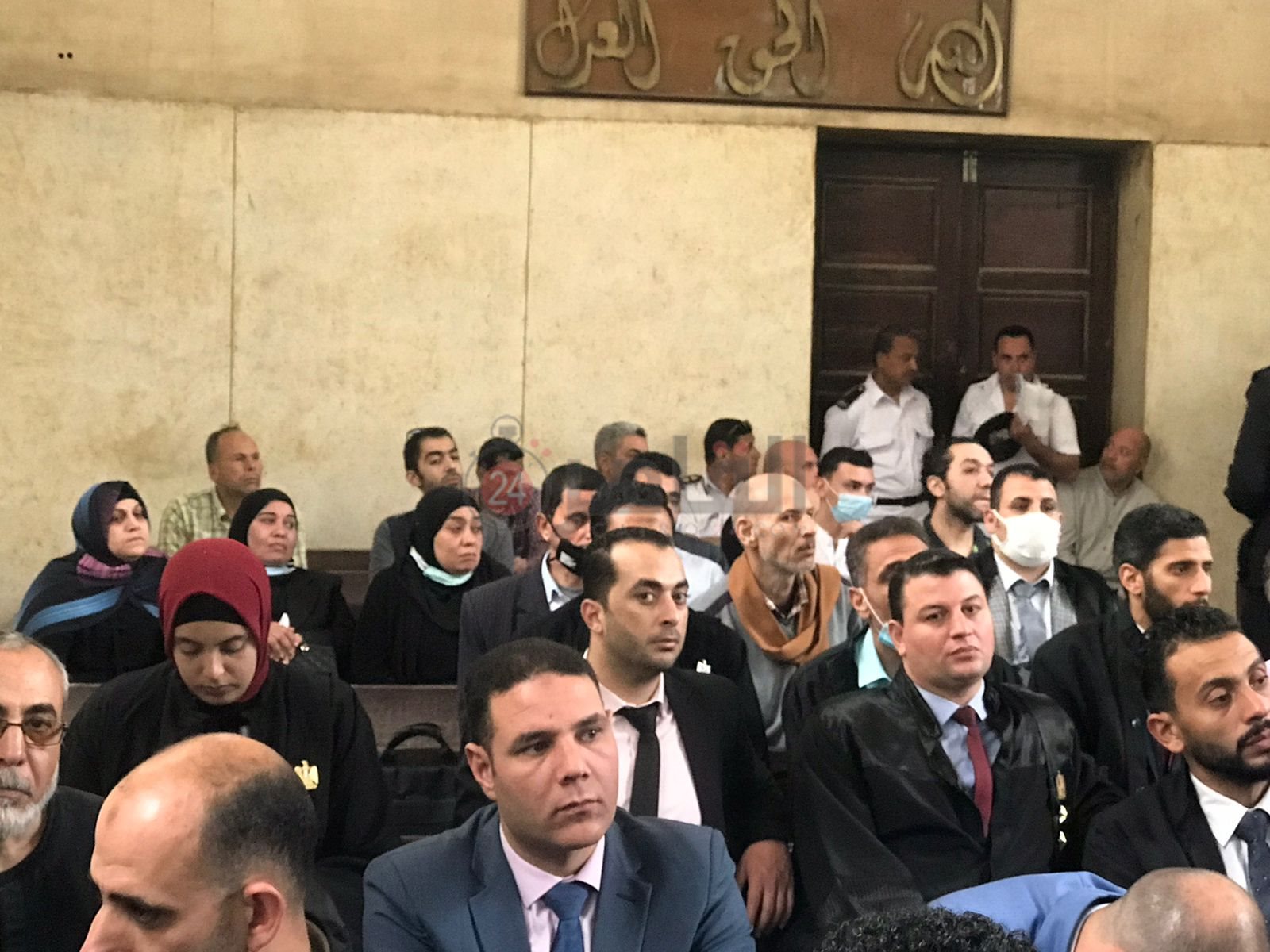 أسرة روان الحسيني بطلة العالم في كرة السرعة تصل مقر محاكمة قاتل ابنتهم  (5)