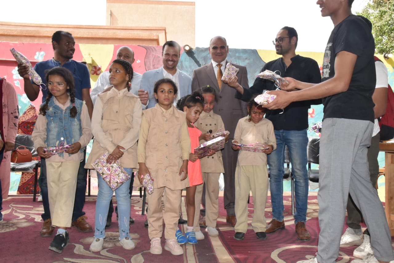 الاحتفال بيوم اليتيم